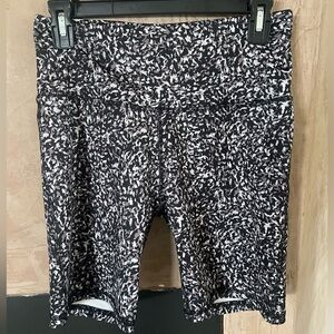 Daisy Fuentes FIT Black & White Print Biker Shorts - Size M